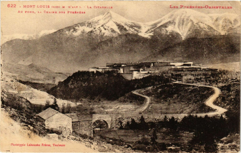 Carte postale ancienne Mont-Louis (1600 m d'Alt.) - La Citadelle au fond La Chaine des à Mont-Louis