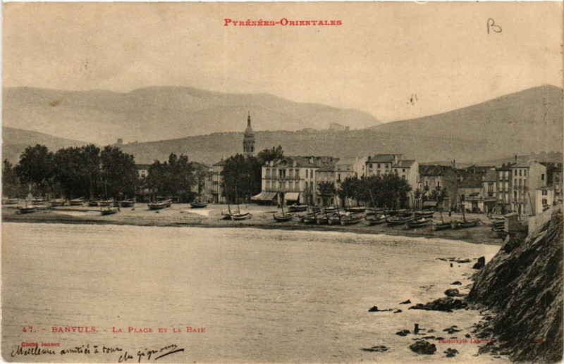 Carte postale ancienne Pyrénées-Orientales - Banyuls - La Place et la Baie à Py