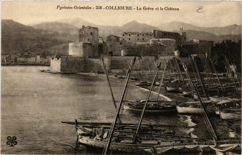 Carte postale ancienne Pyrénées-Orientales - Collioure - La Greve et le Chateau à Collioure