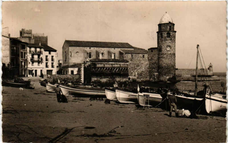 Carte postale ancienne Collioure - L'Eglise - Les Barques de peche à Collioure