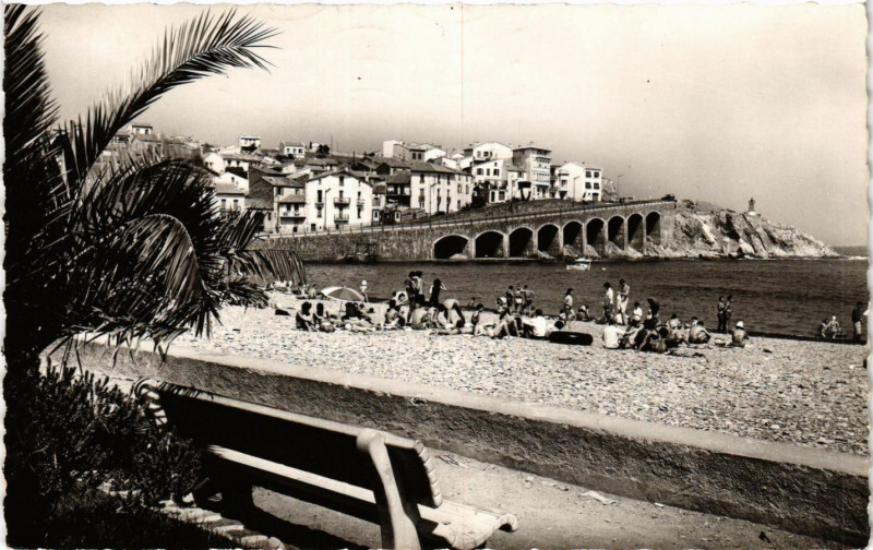 Carte postale ancienne Banyuls (P.-O.) - La ville et la plage