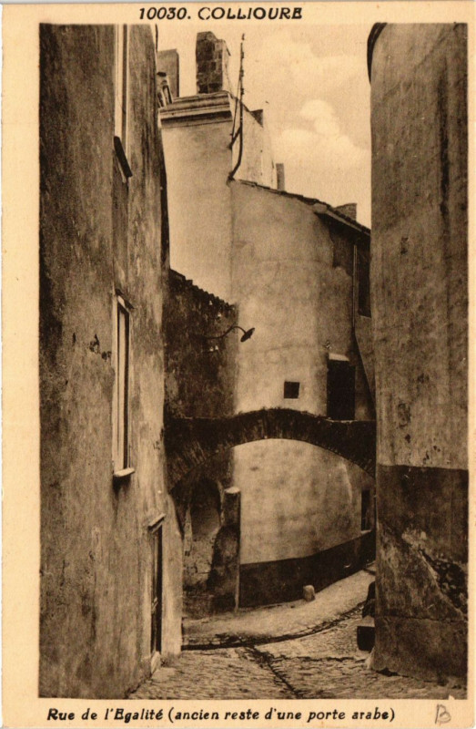 Carte postale ancienne Collioure - Rue de l'Egalite (ancien reste d'une porte arabe) à Collioure