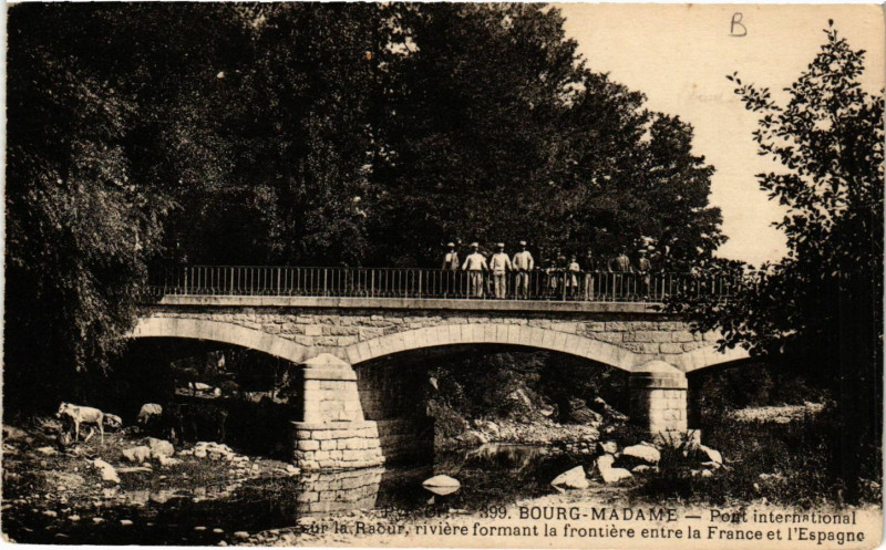 Carte postale ancienne Bourg-Madame - Pont internatonal sur la Raour riviere fornant la à Bourg-Madame