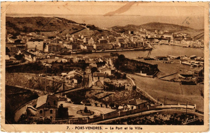Carte postale ancienne Port-Vendres Le Port et la Ville à Port-Vendres