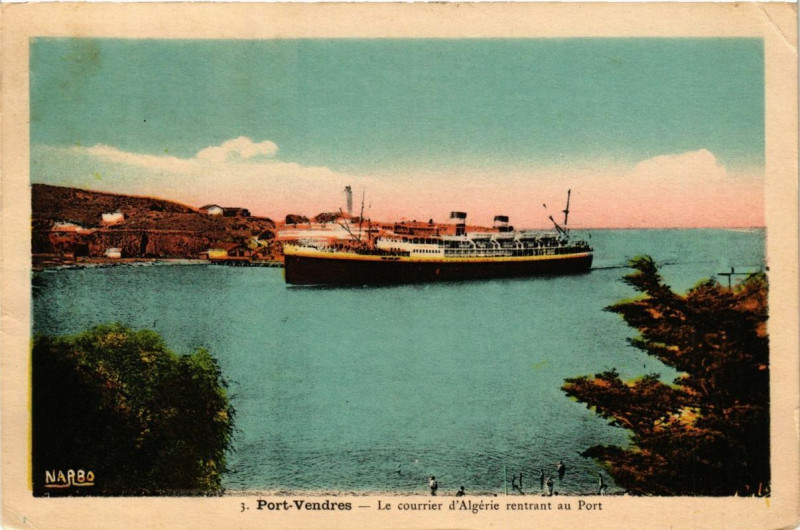 Carte postale ancienne Port-Vendres Le courrier d'Algerie rentrant au Port à Port-Vendres