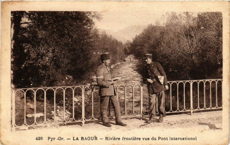 Carte postale ancienne La Raour Riviere frontiere vue du Pont intenational à Ur