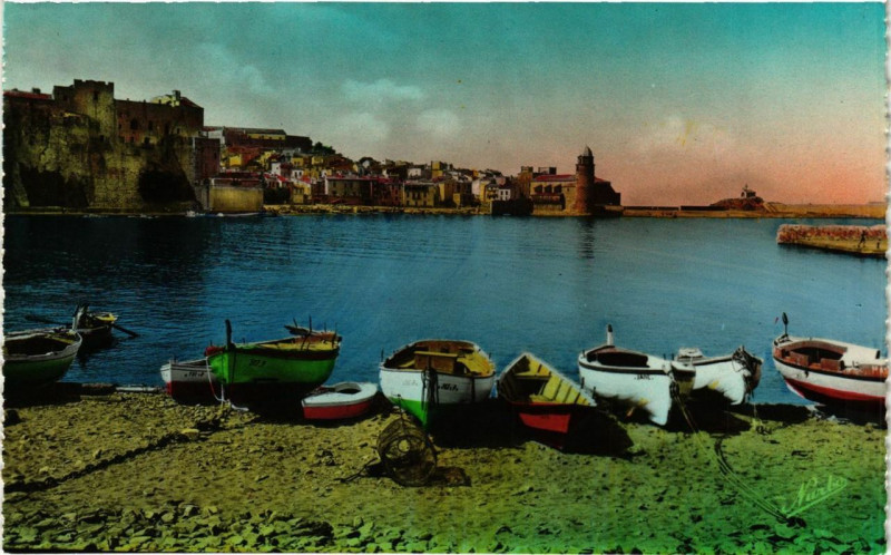 Carte postale ancienne Collioure Les Bateaux - La Citadelle l'Eglise Saint-Vicent à Collioure
