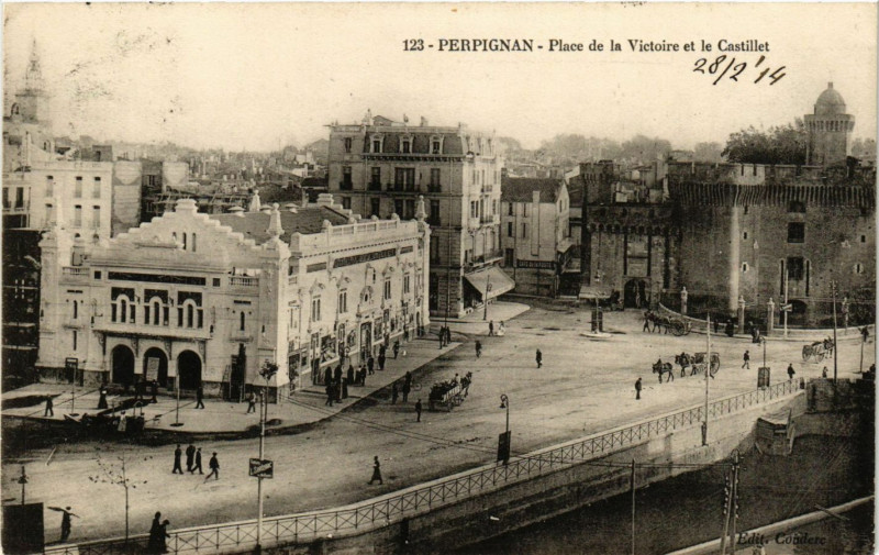 Carte postale ancienne Perpignan - Place de la Victoire et la Castillet à Perpignan