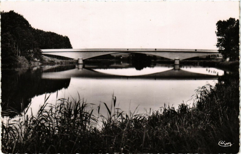 Carte postale ancienne Autet - Le Pont sur la Saone à Ur