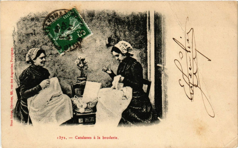 Carte postale ancienne Catalanes a la broderie