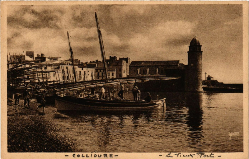 Carte postale ancienne Collioure - Le Vieux Port à Collioure