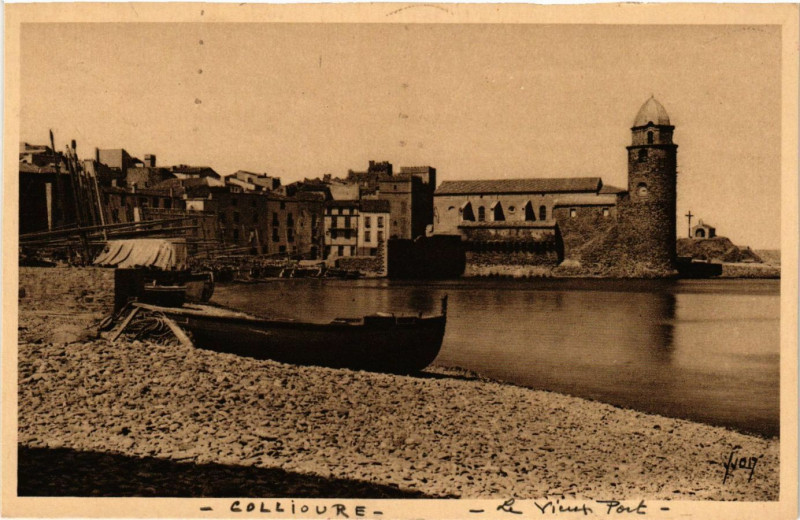 Carte postale ancienne Collioure - Le Vieux Port et la Tour de l'Eglise à Collioure