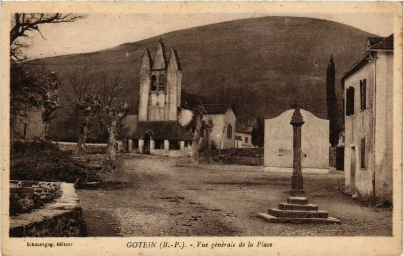 Carte postale ancienne Gotein (B.-P.) - Vue générale de la Place