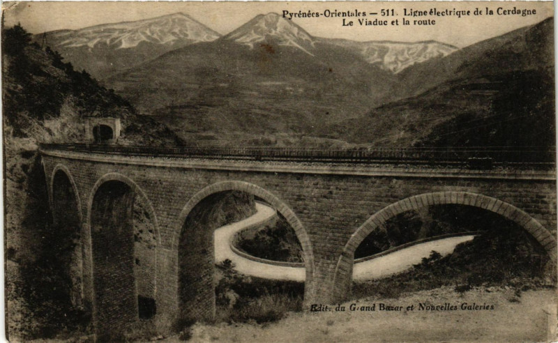 Carte postale ancienne Ligne electrique de la Cerdagne - Le Viaduc et la route