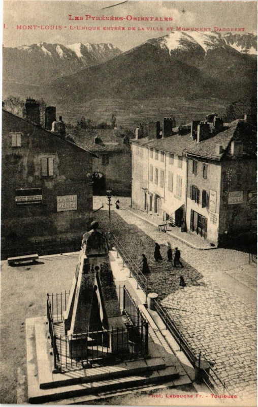 Carte postale ancienne Mont-Louis - L'Unique entrée de la Ville de Monument Dagobert à Mont-Louis