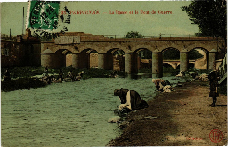 Carte postale ancienne Perpignan - La Basse et le Pont de Guerre à Perpignan