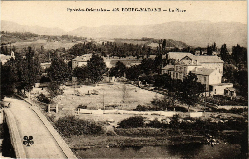 Carte postale ancienne Pyrénées-Orientales - Bourg-Madame - La Place à Bourg-Madame