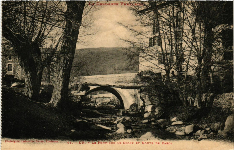 Carte postale ancienne Ur - Le Pont sur le Segrh et Route de Carol à Ur