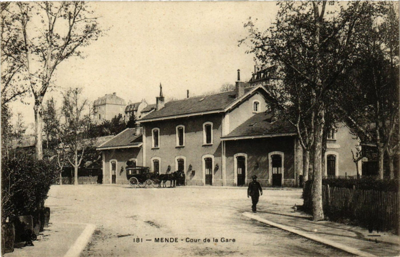 Carte postale ancienne Mende - Cour de la Gare à Mende