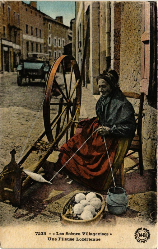 Carte postale ancienne Les Cenes Villageoises - Une Fileuse Lozerienne - Folklore