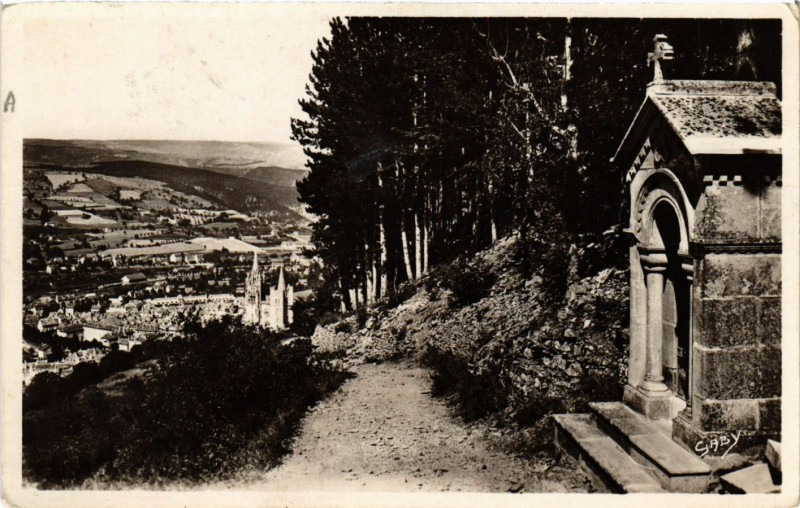 Carte postale ancienne Mende - Vue d'ensemble et chemin de l'Hermitage à Mende