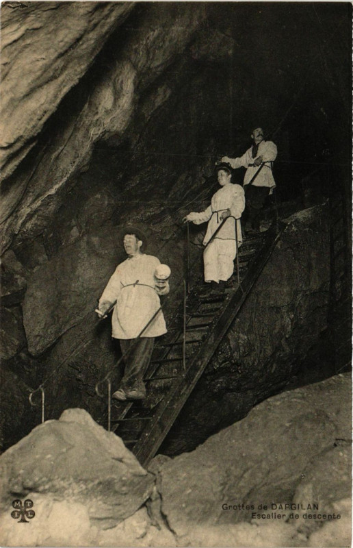 Carte postale ancienne Grottes de Dargilan - Escalier de Descente