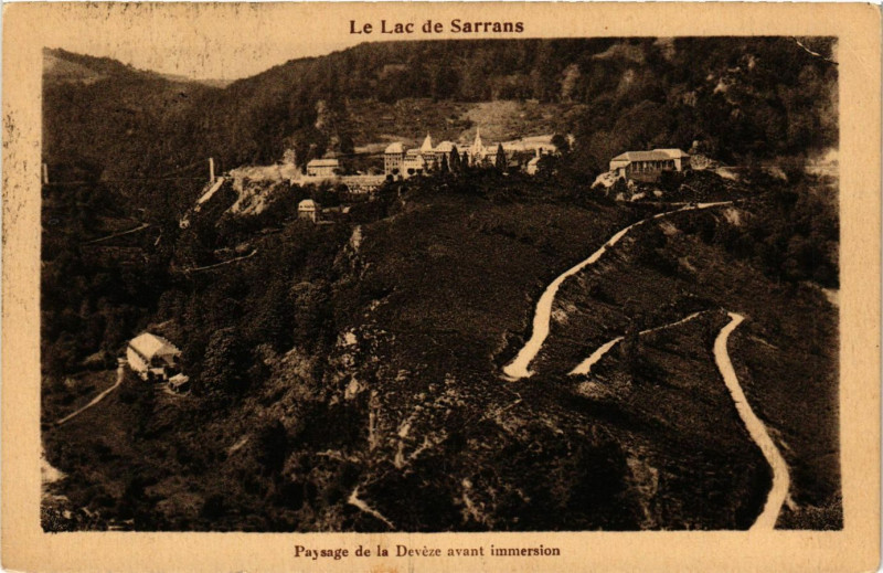 Carte postale ancienne Le Lac de Sarrans - Paysage de la Deveze avant immersion