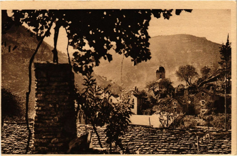 Carte postale ancienne La Malene - Située au pied du Roc de la Barre à La Malène