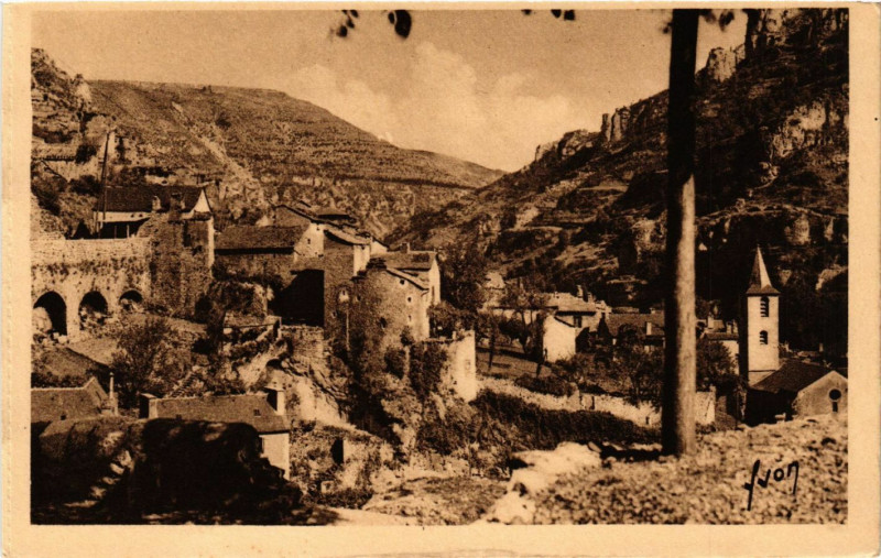 Carte postale ancienne Sainte-Enimie - Vue générale sur la Vieille Ville