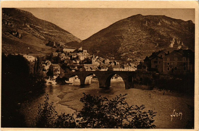 Carte postale ancienne Sainte-Enimie - Occupe une situation remarquable