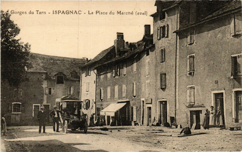 Carte postale ancienne Ispagnac - La Place du Marché à Ispagnac