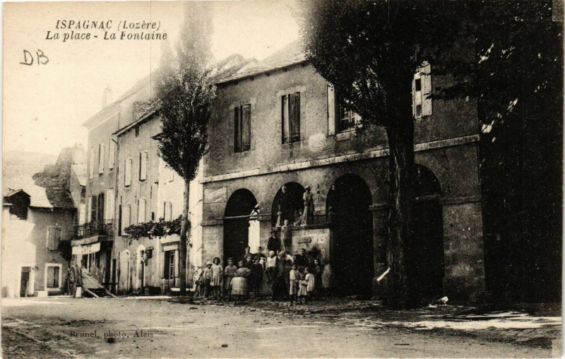 Carte postale ancienne Ispagnac - La Place - La Fontaine à Ispagnac