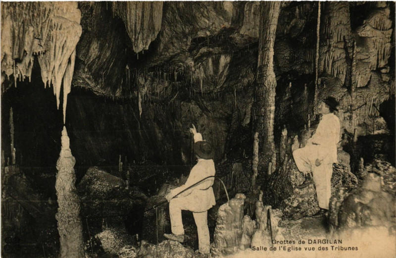 Carte postale ancienne Grottes de Dargilan - Salle de Eglise vue des Tribunes