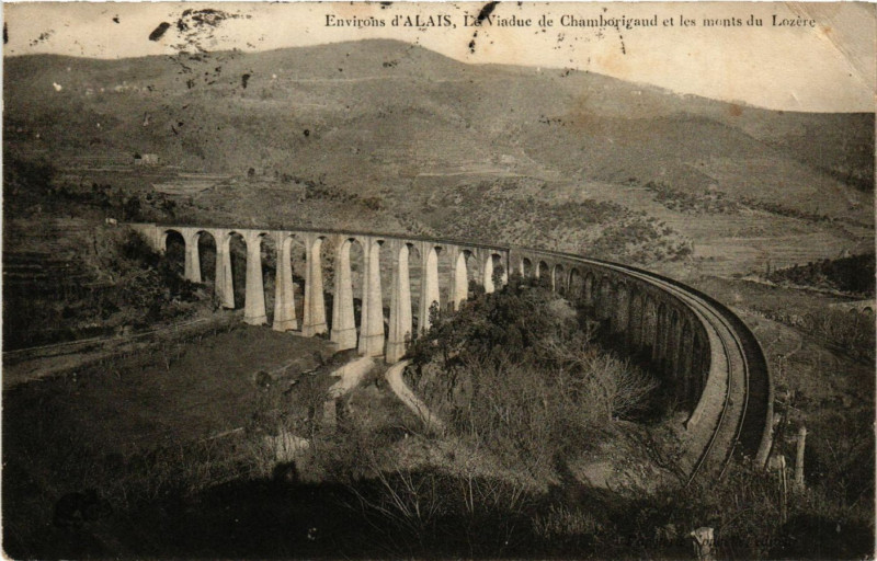 Carte postale ancienne Env. d'Alais - Le Viaduc de Chamborigaud et les monts