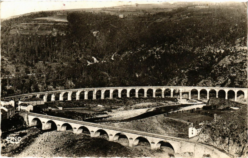 Carte postale ancienne Chapeauroux - Vallée de l'Allier - Le Pont et le Viaduc à Auroux