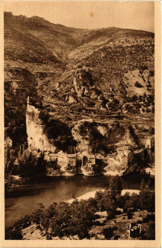 Carte postale ancienne Castelbouc - Le Village et le vieux Chateau