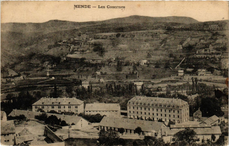 Carte postale ancienne Mende - Les Casernes à Mende