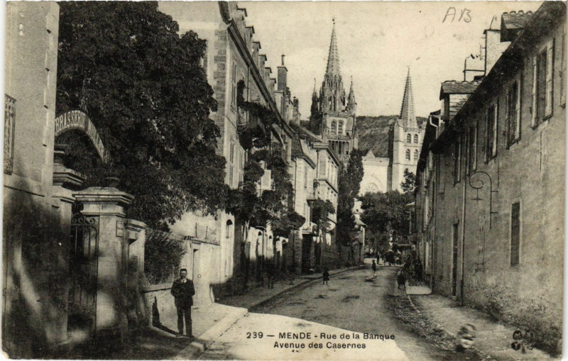 Carte postale ancienne Mende - Rue de la Banque - Avenue des Casernes à Mende