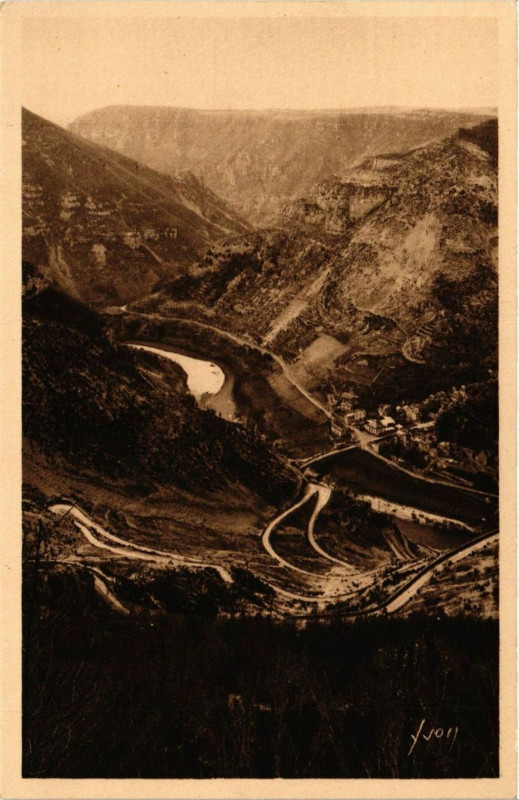 Carte postale ancienne Les Gorges du Tarn - La Malene - Le Village et le Tarn à La Malène