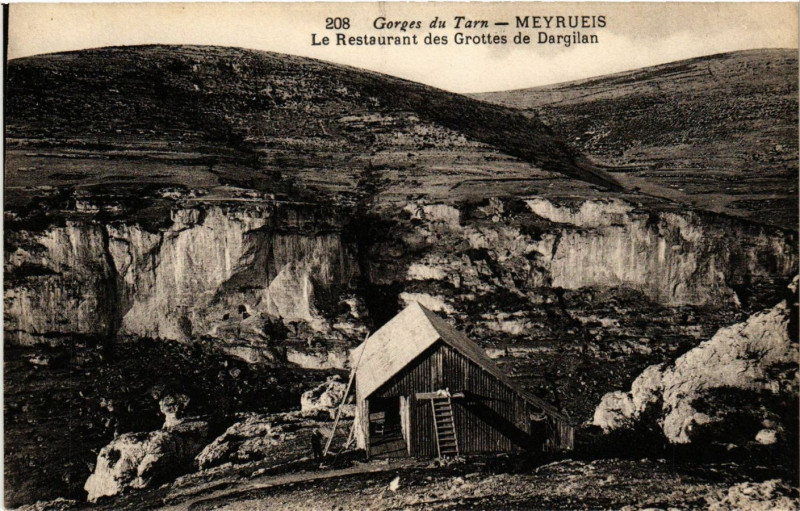 Carte postale ancienne Gorges du Tarn-Meyrueis - Le Restaurant des Grottes de Dargilan à Meyrueis