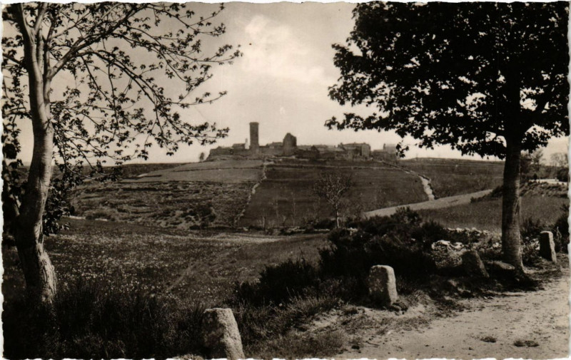 Carte postale ancienne Lozere - Env. de Prevencheres - La Garde Guerin - Village Fortifie à Prévenchères