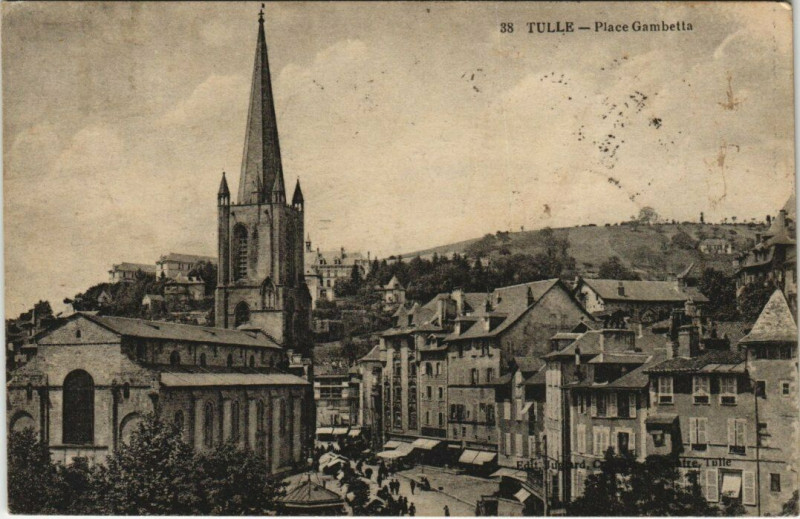 Carte postale ancienne Tulle Place Gambetta à Tulle