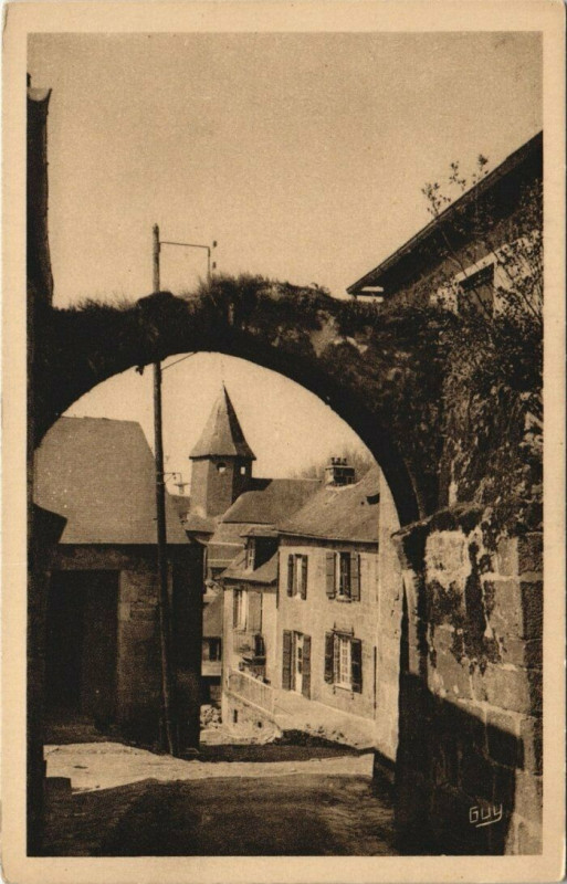 Carte postale ancienne Treignac Porte de la Ville à Treignac
