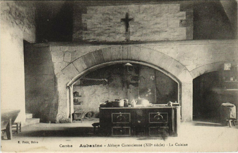 Carte postale ancienne Aubazine Abbaye Cistérienne