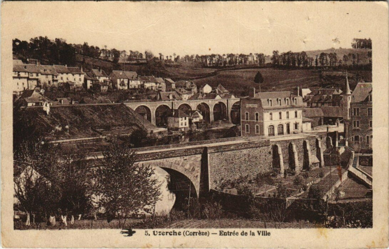 Carte postale ancienne Uzerche Entrée de la Ville à Uzerche