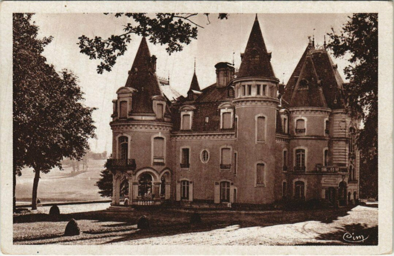 Carte postale ancienne Vigeois Chateau du Repaire à Vigeois