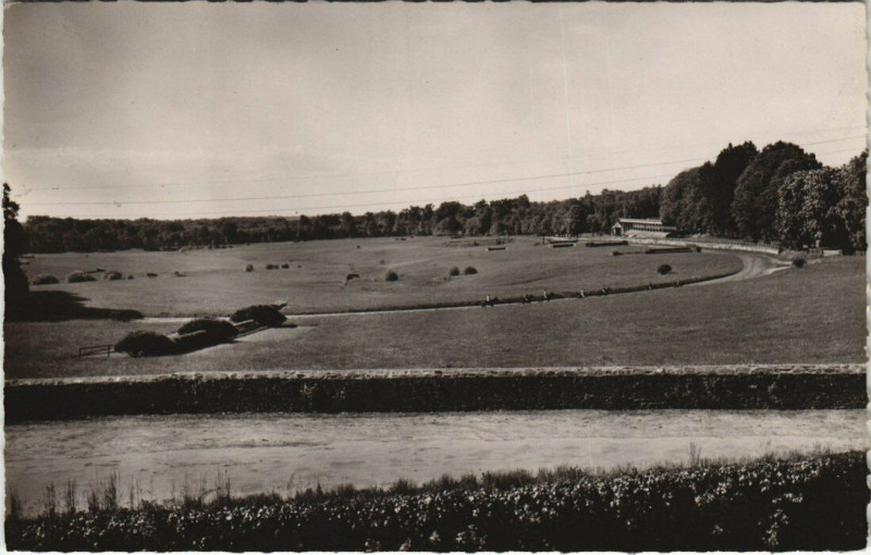 Carte postale ancienne Pompadour Ensemble du champ de Courses