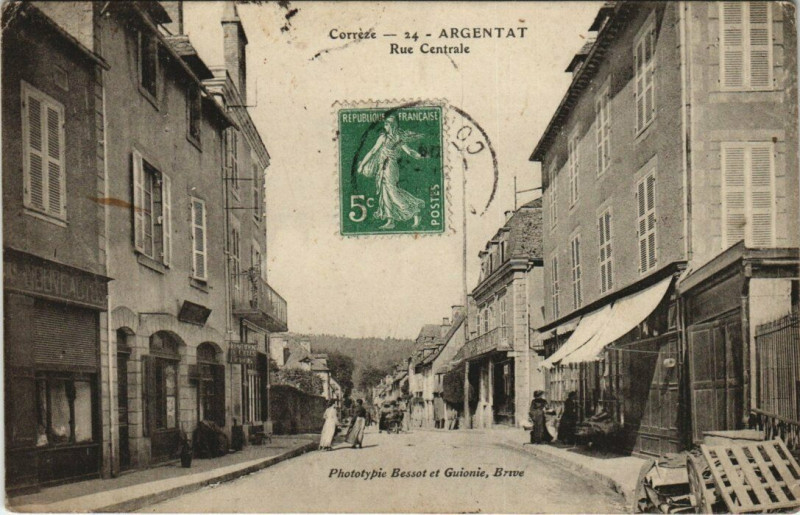 Carte postale ancienne Argentat Rue Centrale