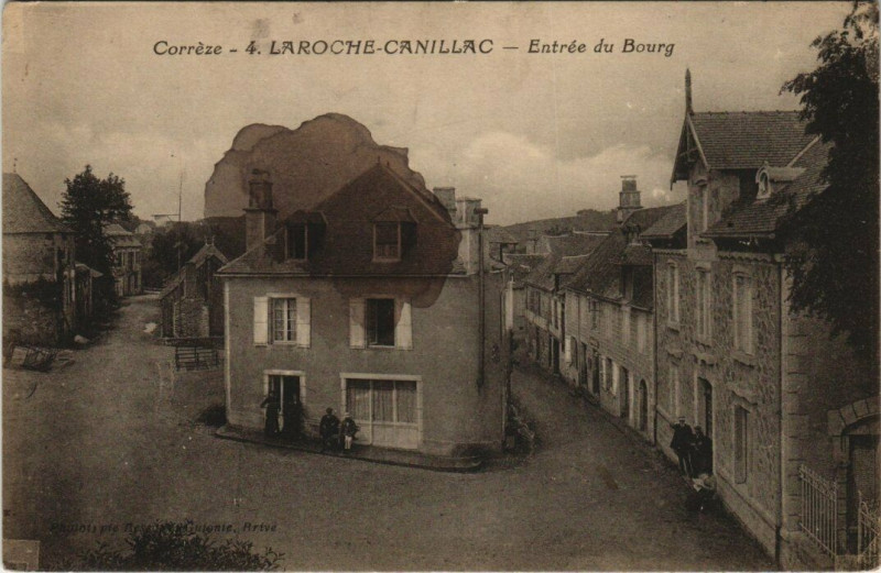 Carte postale ancienne Laroche-Canillac Entrée du Bourg