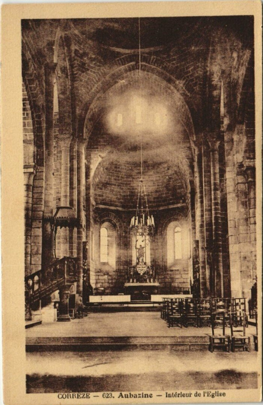 Carte postale ancienne Aubazine intérieur de l'Eglise